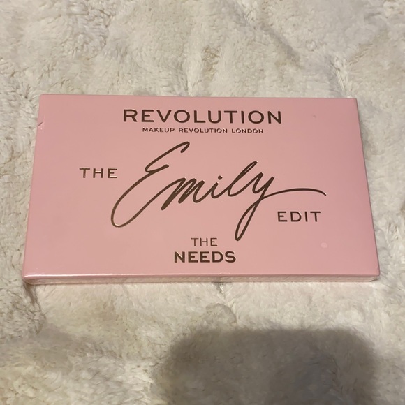NWT Revolution eyeshadow and face palette - Picture 1 of 2